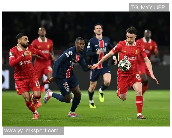 德里欧赛后高举欧冠MVP奖杯庆祝对利物浦的精彩表现与进球荣耀