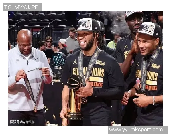 尼克斯新秀科勒克致敬科比与冠军奖杯合影展现传奇风范