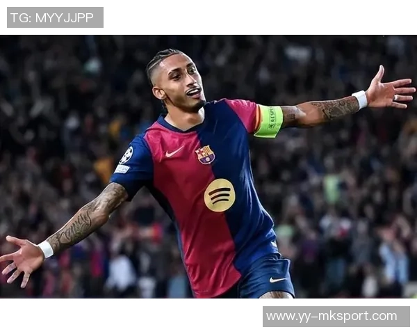 拉菲尼亚赛后感动跪地与弗里克深情相拥庆祝夺冠荣耀 拉菲尼亚赛后感动跪地与弗里克深情相拥庆祝夺冠荣耀